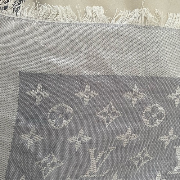 Louis Vuitton monogram shawl (scarf) - Picture 6 of 8